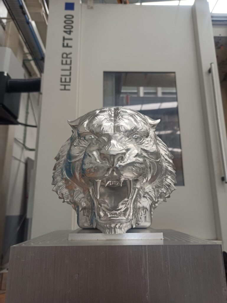 escultura león plata